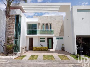 Casa · 204m² · 3 Recámaras · 2 Estacionamientos · Venta de Casa en Zerezotla
