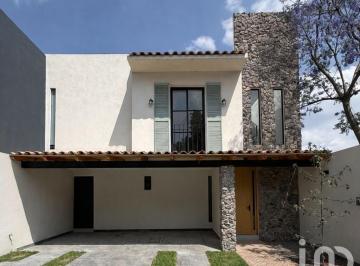 Casa · 195m² · 3 Recámaras · 2 Estacionamientos · Venta de Casa Estilo Toscano Zona Zerezotla en San Pedro Cholula