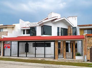 Casa · 385m² · 4 Recámaras · 3 Estacionamientos · Casa en Venta en El Palomar Zona Jockey