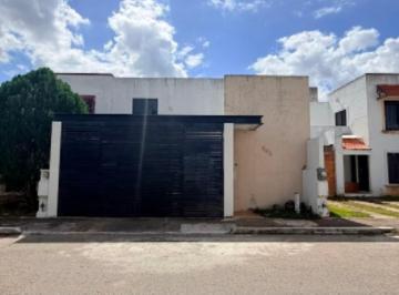 Casa · 294m² · 4 Recámaras · 2 Estacionamientos · Casa en Venta 3 Recamaras, Alberca, en Cerrada en Gran Santa Fe, Mérida