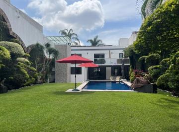 Casa · 422m² · 4 Recámaras · 1 Estacionamiento · Casa en Venta en Privada con Vigilancia, Vista Hermosa, Cuernavaca