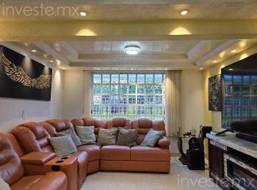 Casa · 230m² · 5 Recámaras · 2 Estacionamientos · Casa en Venta en Lomas Estrella