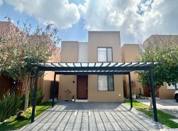 Fachada · Casa en Venta Zibata, Frente Al Parque Jamadi