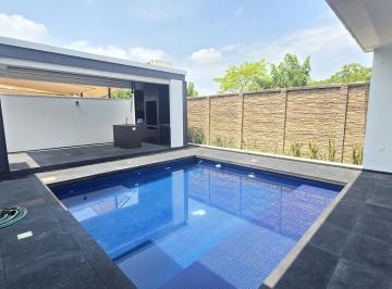 Casa · 320m² · 4 Recámaras · 2 Estacionamientos · Moderna Casa de un Nivel con Alberca y Area de Terraza
