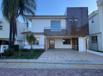 Casa de 4 habitaciones, Zapopan · Casa en Venta en Royal Country