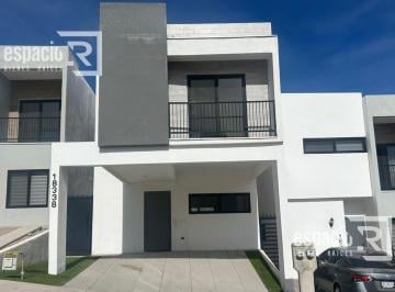 Casa · 138m² · 3 Recámaras · 2 Estacionamientos · Casa en Renta Al Norte de La Ciudad en Via Residencial