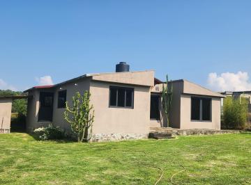 Casa de 3 habitaciones, Valle de Bravo · Renta de Casa en Acatitlán con Jardín