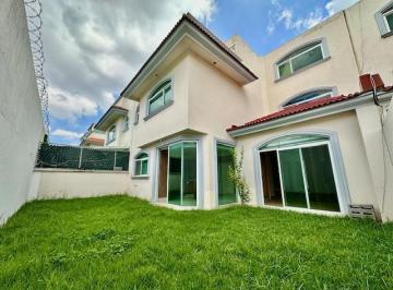 Casa · 342m² · 5 Recámaras · 4 Estacionamientos · Casa en Venta en Metepec Zona Galerias Metepec - Amenidades y Jardín