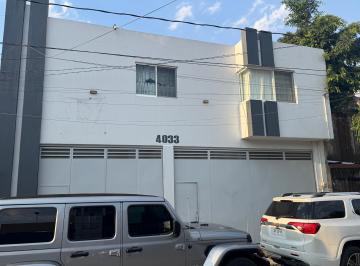 Casa uso de suelo de 4 habitaciones, Guadalajara · Propiedad en Venta con Terraza y Dos Departamentos Independientes