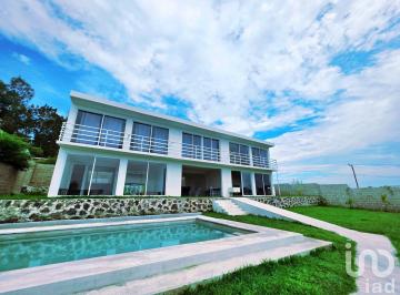 Casa · 460m² · 4 Recámaras · 10 Estacionamientos · Venta de Quinta en El Chico, Ver.