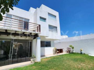 Casa · 290m² · 3 Recámaras · 2 Estacionamientos · Casa en Venta con Amplios Espacios en Cumbres del Lago, Querétaro
