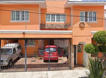 Casa de 5 habitaciones, Guadalajara · Casa en Guadalajara, con Jardin, Cercade Parque, Hospital, Plaza, Centro Comercial y Vias Rapidas.