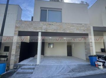 Casa · 150m² · 3 Recámaras · 2 Estacionamientos · Casa en Renta en Monterrey