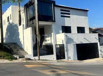 Casa · 430m² · 4 Recámaras · 2 Estacionamientos · Casa en Venta en Col. Colinas de San Jeronimo en Monterrey