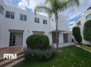 Casa · 586m² · 5 Recámaras · 4 Estacionamientos · Hermosa Casa en Venta en Privada en Colinas del Parque