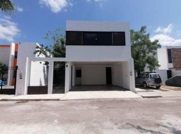 Casa de 4 habitaciones, Conkal · Casa de 4 Recamaras con Alberca Privada Praderas del Mayab Conkal