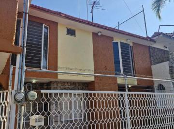 Casa de 5 habitaciones, Guadalajara · Casa en Esquina con Departamento Independiente – Excelente Oportunidad Para Vivir y Generar Ingresos
