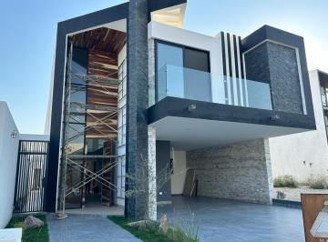 Casa · 4 Recámaras · 2 Estacionamientos · Casa en Venta en La Campiña del Bosque León Gto