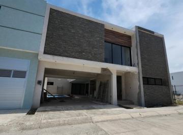 Casa · 427m² · 5 Recámaras · 2 Estacionamientos · Venta de Casa en Fraccionamiento Las Palmas con 5 Habitaciones