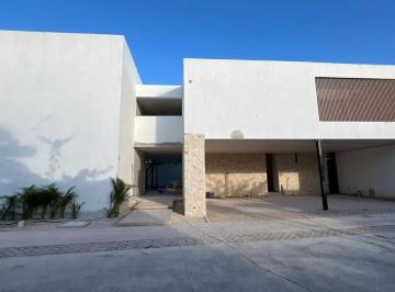 1 · Casa en Venta en Merida, Xcanatun Modelo 562
