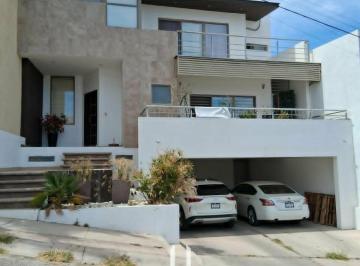 Casa · 330m² · 4 Recámaras · 4 Estacionamientos · Casa en Rinconadas de La Sierra