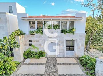 Casa · 267m² · 3 Recámaras · 2 Estacionamientos · Casa en Venta en Cancún en Residencial Losantos Cancún con Terraza y Alberca