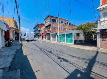 Casa · 330m² · 4 Recámaras · 2 Estacionamientos · Propiedad con Locales, 2 Departamentos y un Consultorio en Altavista Cuernavaca