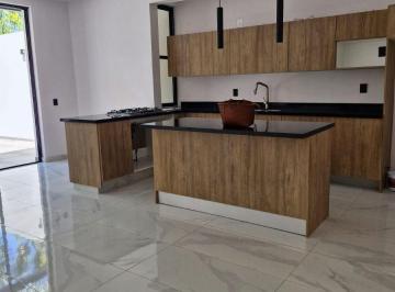 Casa de 3 habitaciones, Guadalajara · Residencia Nueva en Venta con Jardín Maduro a Unas Cuadras de Colomos