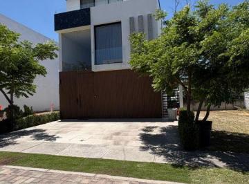 Casa de 3 habitaciones, Zapopan · Casa en Venta en Bosques Vallarta