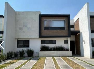 Casa · 200m² · 3 Recámaras · 3 Estacionamientos · Casa en Renta en Recidencial Alboreto, Metepec