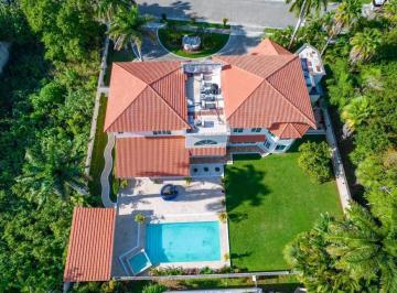 Casa · 1600m² · 4 Recámaras · 3 Estacionamientos · Casa en Venta Villa Magna