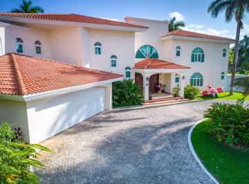 Casa · 1600m² · 4 Recámaras · 3 Estacionamientos · Residencia de Lujo en Villa Magna | 1,600 m² de Terreno | Alberca y Jacuzzi | Cancún