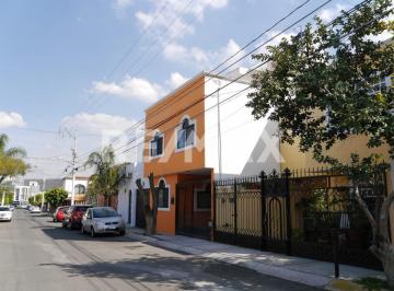 Casa · 250m² · 5 Recámaras · 1 Estacionamiento · Casa en Renta - (4)