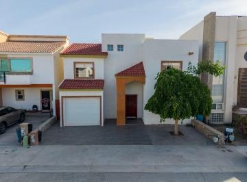 Casa · 253750m² · 3 Recámaras · 2 Estacionamientos · Casa - Fraccionamiento Cerrada de Viñedos