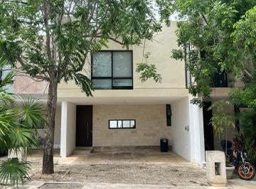 Casa en condominio de 2 habitaciones, Mérida · Renta de Casa Town House con Paneles Solares en Sta Gertrudis Copó Norte Mérida