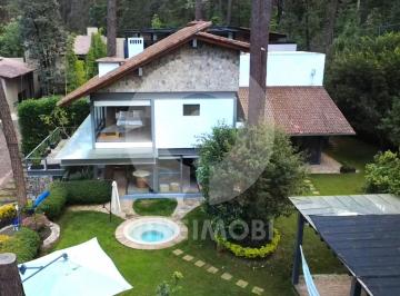 Casa en condominio · 580m² · 5 Recámaras · 3 Estacionamientos · Lujosa Casa en Venta en Avándaro, Jacuzzi, Alberca y Enorme Jardín