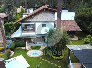 Casa en condominio · 580m² · 5 Recámaras · 3 Estacionamientos · Lujosa Casa en Venta en Avándaro, Jacuzzi, Alberca y Enorme Jardín