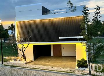 Casa · 426m² · 4 Recámaras · 4 Estacionamientos · Casa de Autor 4 Recámaras en Lomas de Angelópolis Cascatta