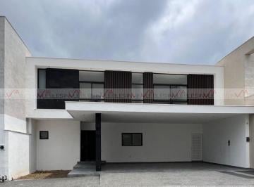Casa · 355m² · 3 Recámaras · 3 Estacionamientos · Casa en Venta en Santiago