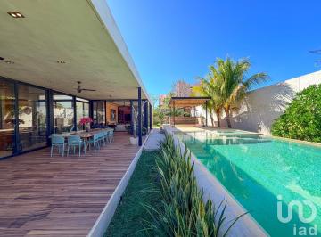 Casa · 542m² · 3 Recámaras · 4 Estacionamientos · Casa en Venta de un Solo Nivel en Santa Gertrudis Copó, con un Gran Terrero