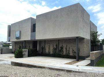 Casa en condominio · 321m² · 3 Recámaras · 3 Estacionamientos · Casa en Condominio en Fraccionamiento Cumbres del Lago
