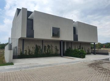 Casa en condominio · 334m² · 3 Recámaras · 3 Estacionamientos · Casa en Condominio en Fraccionamiento Cumbres del Lago