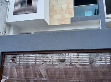 Casa · 202m² · 2 Estacionamientos · Bonita Casa en Venta con Excelente Ubicacion Frente Fracc. La Joya