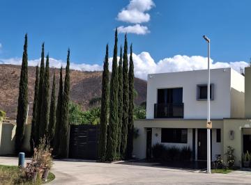 frente · Casa en Esquina con Terraza y Amplio Excedente en Adamar
