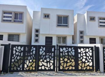 Casa de 3 habitaciones, Juárez · Casa en Renta Frente a Parque, Col San Juan, Juarez N. L.