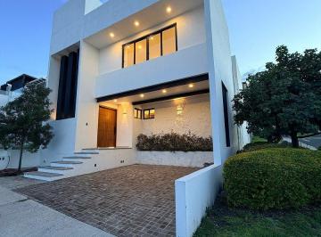 Casa · 330m² · 4 Recámaras · 2 Estacionamientos · Casa Arantza en Zibatá Querétaro