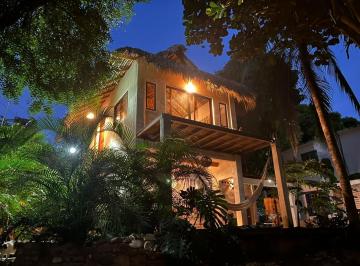 Casa · 70m² · 1 Recámara · 1 Estacionamiento · Casa Tropical con Gran Potencial a 10 Minutos de Playa Zicatela, en Zona de Crecimiento.