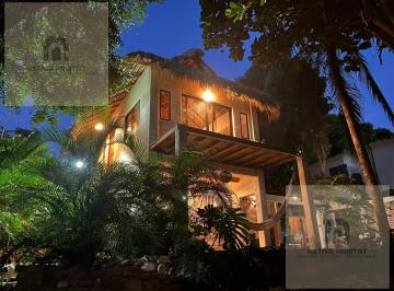 Casa · 70m² · 1 Recámara · 1 Estacionamiento · Casa Tropical con Gran Potencial a 10 Minutos de Playa Zicatela, en Zona de Crecimiento.