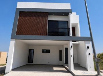 Casa de 4 habitaciones, García · Casa en Venta en Santoral Cumbres con Alberca y Terraza
