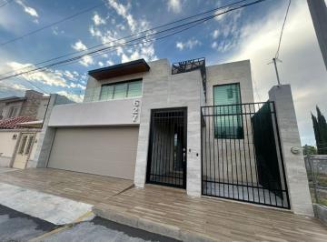 Casa de 3 habitaciones, Saltillo · Amplia Casa Estilo Moderno Frente a Área Verde Zona Norte de Saltillo